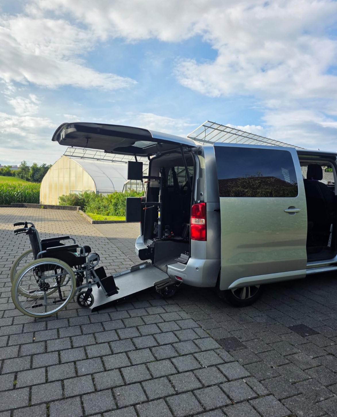 Rollstuhl wird sicher in ein Taxi-Lydia-Fahrzeug eingeladen